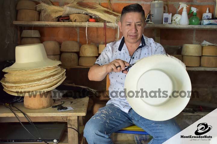 artesano realizando terminado de sombreros