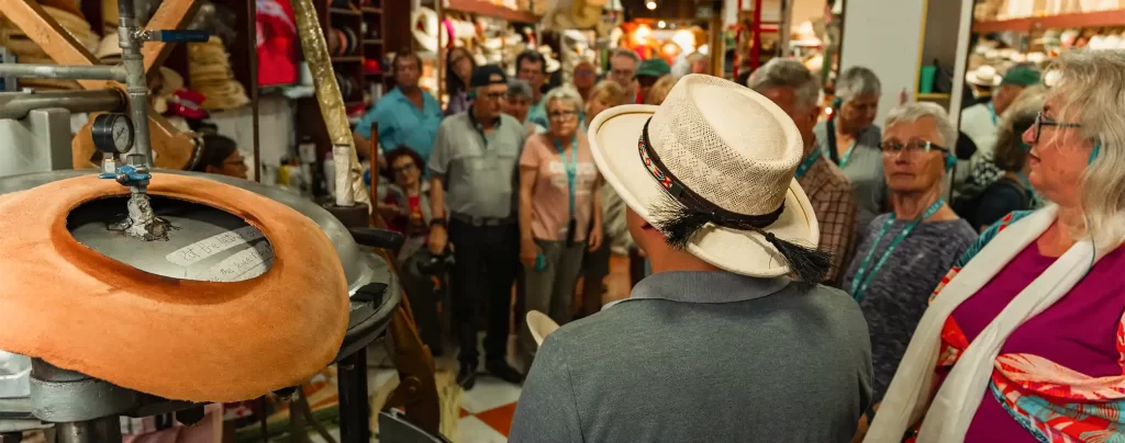 Explanation to tourists at the Manta Montecristi hat factory